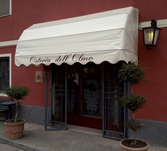 Le tende da sole confezionate con tessuti esclusivi, non hanno più il solo scopo di proteggere dai raggi solari ma, nel corso degli anni, si sono affermate come vero e proprio elemento decorativo per la casa.